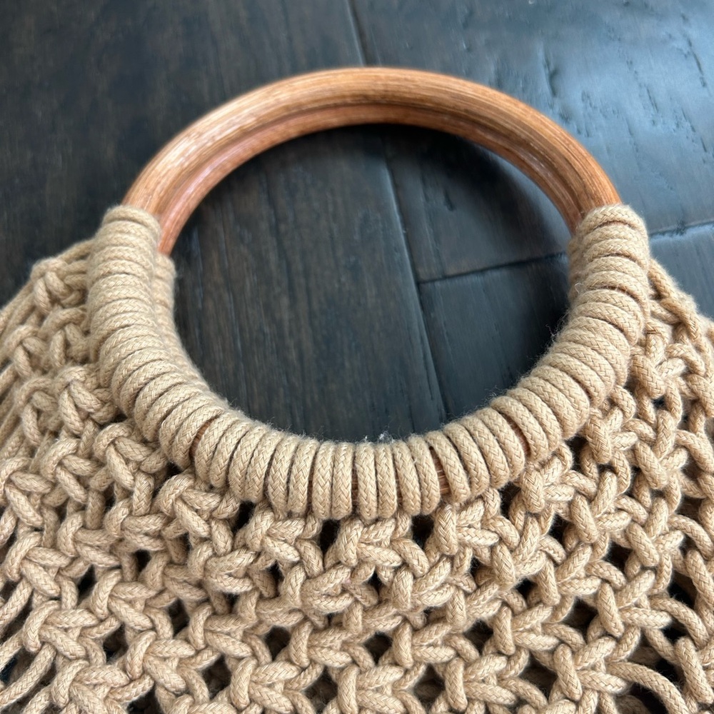 Stylish Tan and Cream Woven Handbag - Picture 3 of 8